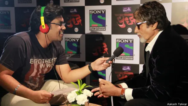 अमिताभ 'कभी- कभी' ग़ुनग़ुनाते हुए