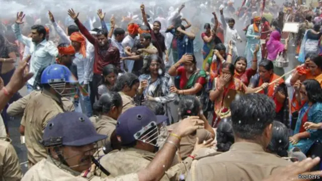 ألقت الشرطة القبض على ثلاثة من المشتبه بهم، ورجلي شرطة يتهمان بالتقصير في أداء الواجب والتآمر الجنائي.