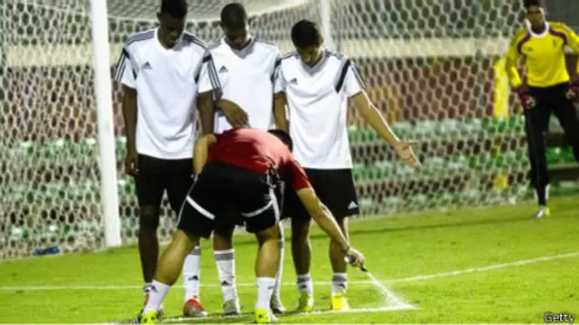 الحكم الانجليزي ويب: استخدام الرذاذ سيساعد في إبعاد اللاعبين إلى الخلف في الضربات المباشرة