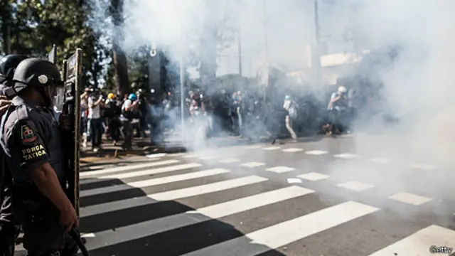 电视画面显示，防暴警察使用催泪瓦斯和橡胶警棍驱散大约50名示威者。