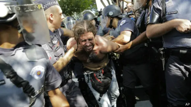 至少一名示威者被捕，一名美国有线新闻网CNN的记者受伤。