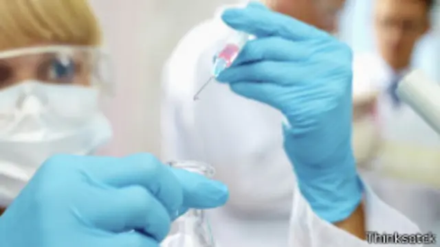 Investigadora en un laboratorio