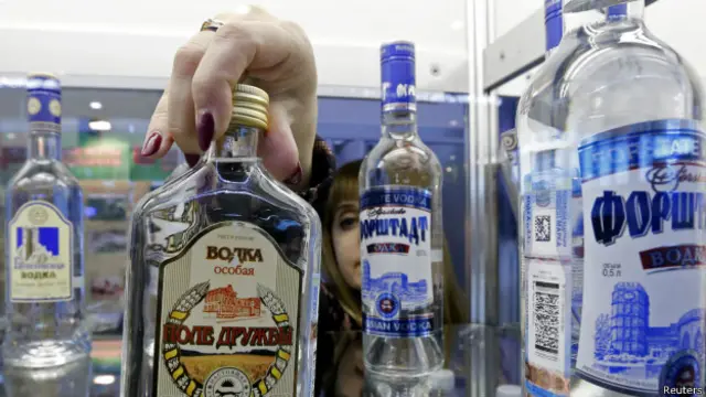 Водка на полке в магазине