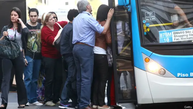 हड़ताल से परेशान लोग