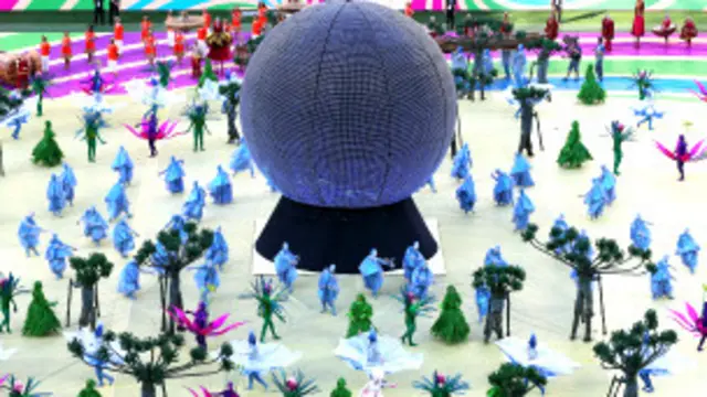 رقاصوں اور رقاصاؤں نے درختوں اور پھولوں کی شکل کے لباس پہن رکھے تھے۔