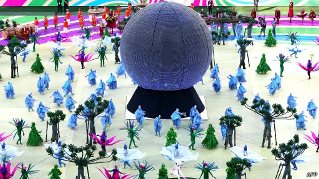 Plantas, animais e "índios" vestidos de roupa cor da pele deram o tom da apresentação