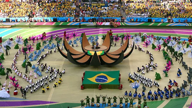 表演者把自己打扮成樹、花和各種各樣的樂器圍繞著體育場中央的一個巨大的足球演出三幕歌舞。