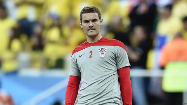 Sime Vrsaljko, defensa de la selección Croata, calienta ante los ojos de los más de 60.000 espectadores del Arena de Sao Paulo, atentos al debut de su selección contra Brasil. 