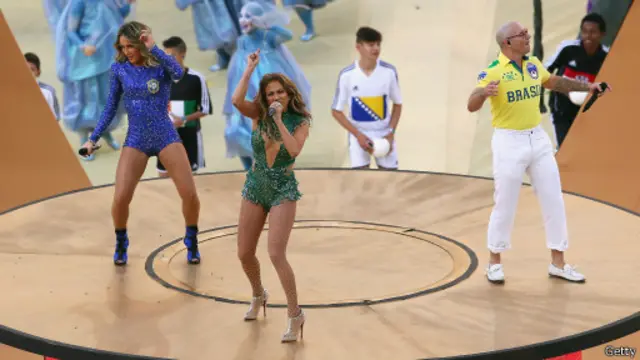 Playback, figurinos e falta de entrosamento foram principais críticas à apresentação 