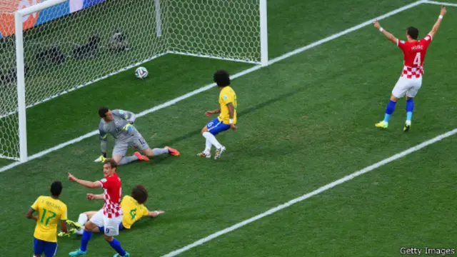 سجل البرازيلي مارسيلو هدفا في مرمى فريقه بطريق الخطأ.