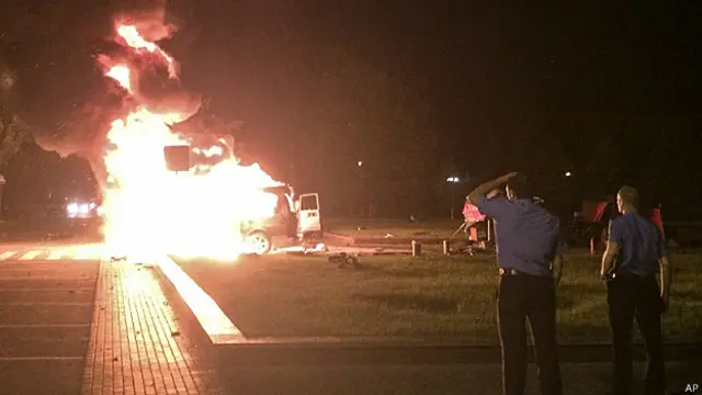La camioneta incendiada en Donetsk