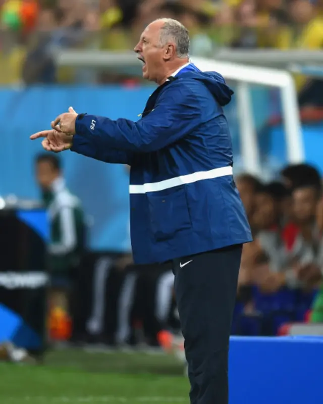 برازیلی کوچ سکولاری اپنے مخصوص انداز میں کھلاڑیوں کو ہدایت دیتے رہے۔