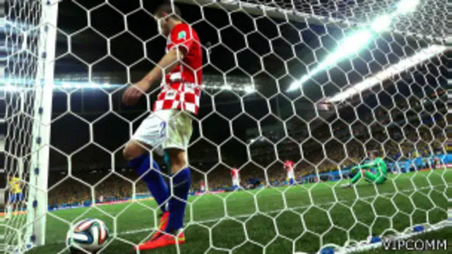 Defensor da Croácia busca a bola no fundo da rede após gol do Brasil