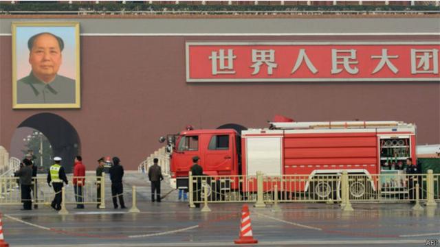 一輛消防車在北京天安門金水橋前善後撞車襲擊（28/10/2013）