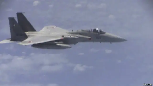 Máy bay F-15 của Nhật bay gần sát với máy bay Trung Quốc (hình ảnh từ video của phía Trung Quốc)