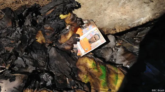 Álbum da Copa queimado na Copa do Povo | Foto: Camilla Costa/BBC Brasil