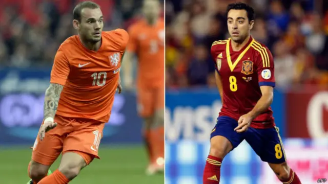 Pemain tengah Belanda Sneijder dan gelandang Spanyol Xavi. 