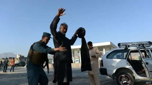 اکنون نیروهای پلیس به منظور تامین امنیت انتخابات،تمام خودروها و سرنشینان آنرا بازرسی میکنند