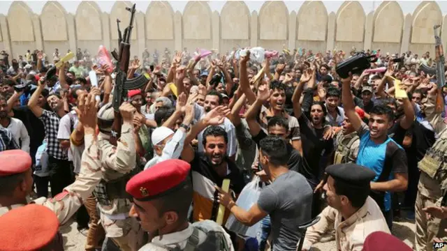 Người dân Iraq tập trung tại một điểm tuyển quân sau khi chính phủ kêu gọi họ cùng chống lại phiến quân