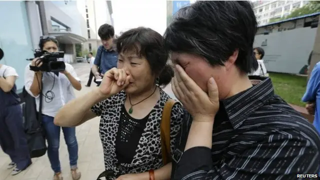 मलेशिया विमान यात्रियों के परिजन