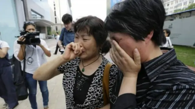 很多马航失联航班乘客的家人不愿接受自己亲人可能已经不在人世的消息。