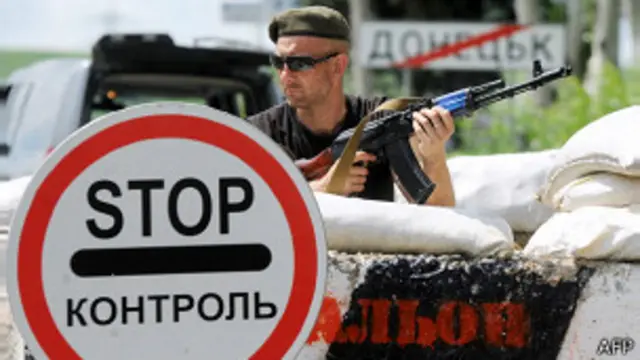 Militante prorruso custodia un puesto de control