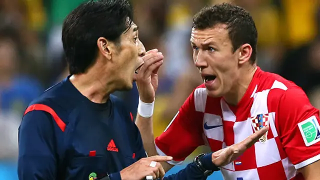 Trọng tài Nishimura bị chỉ trích bắt lỗi phạt penalty trong trận Brazil gặp Croatia.