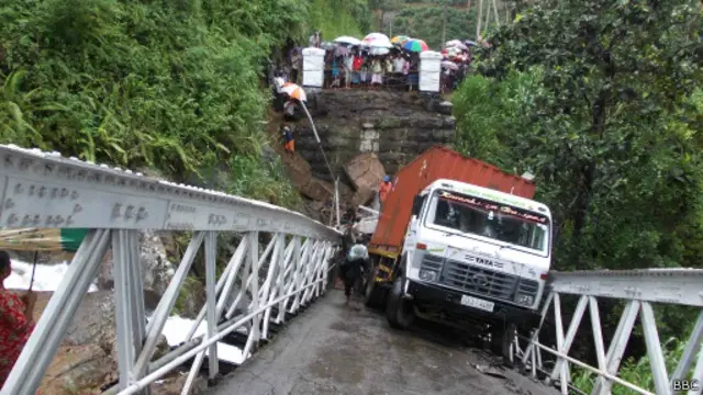 කඩා වැටුණු රක්වාන කළු පාලම