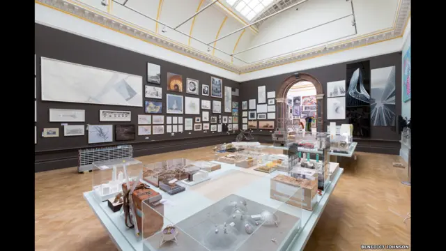 रॉयल एकेडमी समर एग्ज़ीबिशन में प्रदर्शित इंस्टालेशन