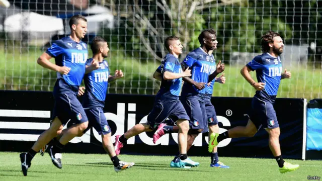 Đội tuyển Ý tập luyện tại Rio de Janeiro, với trận đấu đầu tiên gặp Anh trong World Cup 2014