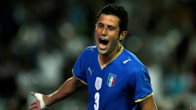 Hậu vệ đội Ý Fabio Grosso nổi tiếng với các pha đá phạt