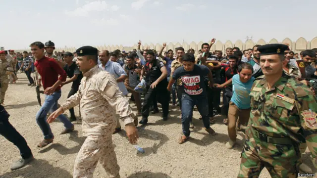 数千什叶派穆斯林自愿参加抗击逊尼派极端武装ISIS的什叶派武装部队。