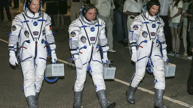 Астронавты идут к автобусу