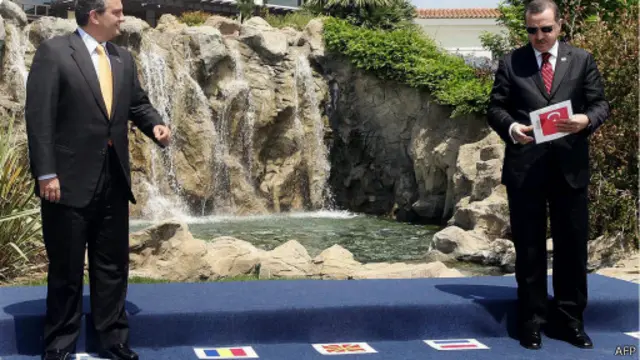 لأكثر من مرة، ظهر اردوغان في المحافل الدولية وهو يتجنب الوقوف على علم بلاده أثناء التقاط الصور التذكارية