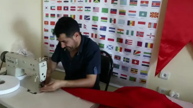 يتخصص أكرم بيتماز في حياكة العلم التركي في ورشته ويرى أنه يجسد دماء الأتراك.