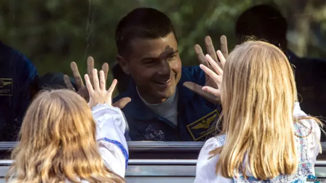 Рейд Уайзмэн машет дочерям