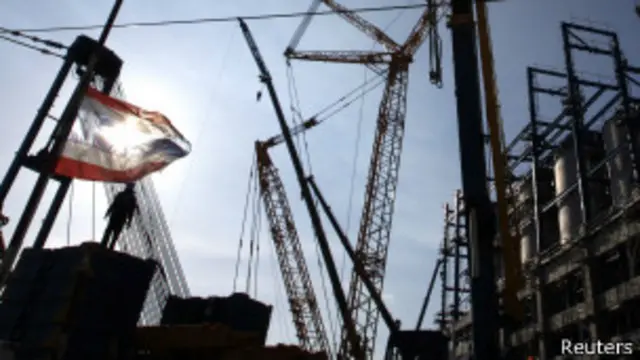 တရားမဝင် လုပ်သားတွေကို နေရပ်ပြန်ပို့မယ်လို့ စစ်တပ်က ခြိမ်းခြောက်ထား