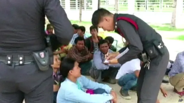 තම රට බලා යන කාම්බෝජ සංක්‍රමණිකයන් තායිලන්ත දේශ සීමාව පසු කරමින් 