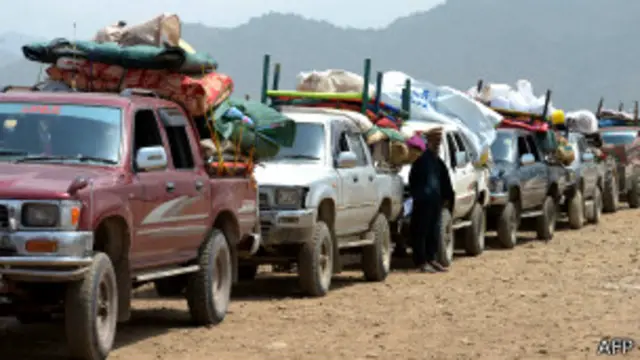پاکستان میں بھی حکام تصدیق کرتے ہیں کہ شمالی وزیرستان میں کشیدگی کے باعث سینکڑوں افراد افغانستان کے سرحدی علاقوں کی طرف منتقل ہو رہے ہیں