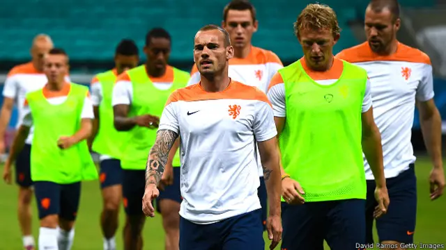 Sneijder, đang luyện tập tại Brazil, cũng đá cho Hà Lan khi gặp Tây Ban Nha hồi năm 2010