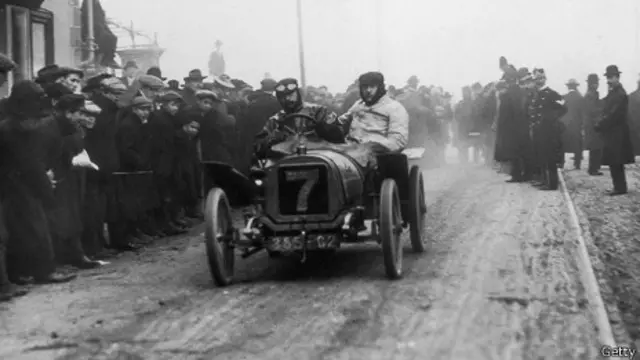 Carro de carrera doble de Peugeot, alrededor de 1895