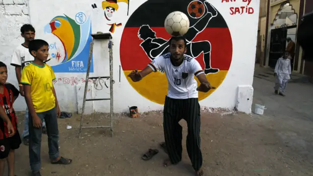 پاکستان کے شہر کراچی کے علاقے لیاری میں فٹ بال لوگوں کو جنون کی حد تک پسند ہے اور یہاں کے نوجوان فٹ بال کے عالمی کپ میں بہت دلچسپی لے رہے ہیں۔