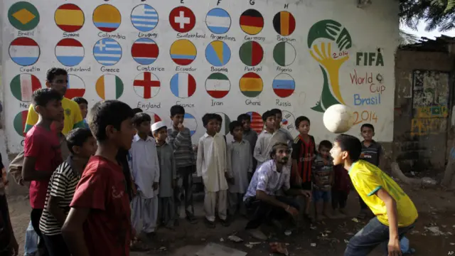  لیاری کے لوگوں کے لیے فٹ بال صرف ایک کھیل نہیں ہے بلکہ اس سے بڑھ کر کوئی شہ ہے۔ لیاری کے گلی کوچوں میں بچے فٹ بال کے کھیل میں اپنی مہارت کے جوہر دکھاتے ہیں۔