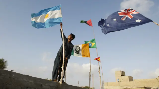 فٹ بال ورلڈ کپ کی آمد پر لیاری کے لوگوں نے اپنی پسندیدہ ٹیموں کے پرچم اپنے گھروں کی چھتوں پر لگائے ہیں اور یہ رنگا رنگ پرچم ایک خوبصورت نظارہ پیش کرتے ہیں۔ 