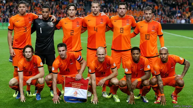 Các tuyển thủ Hà Lan trong trận vòng loại với Hungary hôm 11/10/2013, hàng sau từ trái sang Jeffrey Bruma, Michel Vorm, Daryl Janmaat, Ron Vlaar, Kevin Strootman, Rafael van der Vaart. Hàng đầu từ trái sang Daley Blind, Robin van Persie, Arjen Robben, Jeremain Lens và Nigel de Jong 