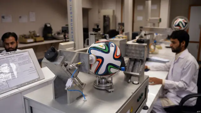 ان لوگوں کے لیے ایک خوشی کی خبر یہ بھی ہے کہ ورلڈ کپ میں استعمال ہونے والی فٹ بال بنانے میں ایک پاکستانی کمپنی بھی شامل ہے۔