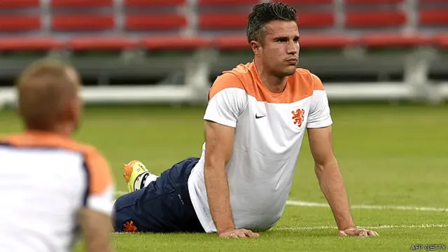 Trụ cột của Hà Lan Robin van Persie luyện tập ở Salvador de Bahia hôm 12/6