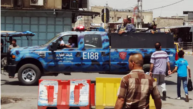 نیروهای امنیتی کرد در حال گشت‌زنی در خیابان‌های شهر نفتی کرکوک در شمال عراق هستند درحالی‌که نیروهای داعش به سمت پایتخت پیش‌روی می‌کنند