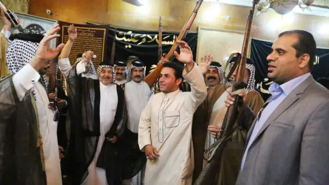 رهبران قبایل شیعه علیه گروه داعش شعار می‌دهند. آنها روز جمعه در شهرک شیعه‌نشین صدر دیدار و اعلام آمادگی کردند سلاح به دست بگیرند و همراه اعضای قبیله خود علیه داعش بجنگند