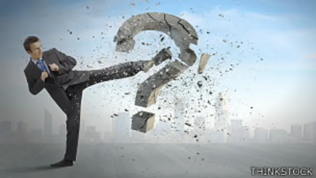 Ejecutivo pateando un signo de interrogación